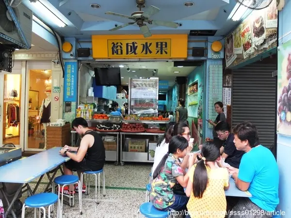 【美食特搜。台南中西區】裕成水果店。水果堆疊如山 招牌必吃鮮果冰 明星級光環水果店        
      