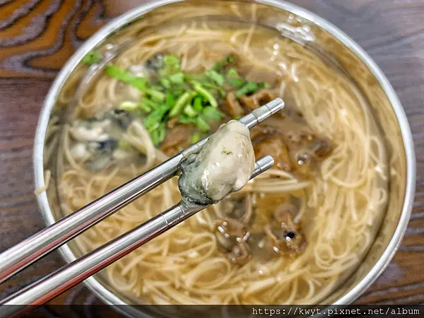 【台南新市美食】大嚐麵線。隱藏版在地爆料大腸鮮蚵麵線，搭配爆蛋旗魚黑輪，絕配！大嚐麵線菜單