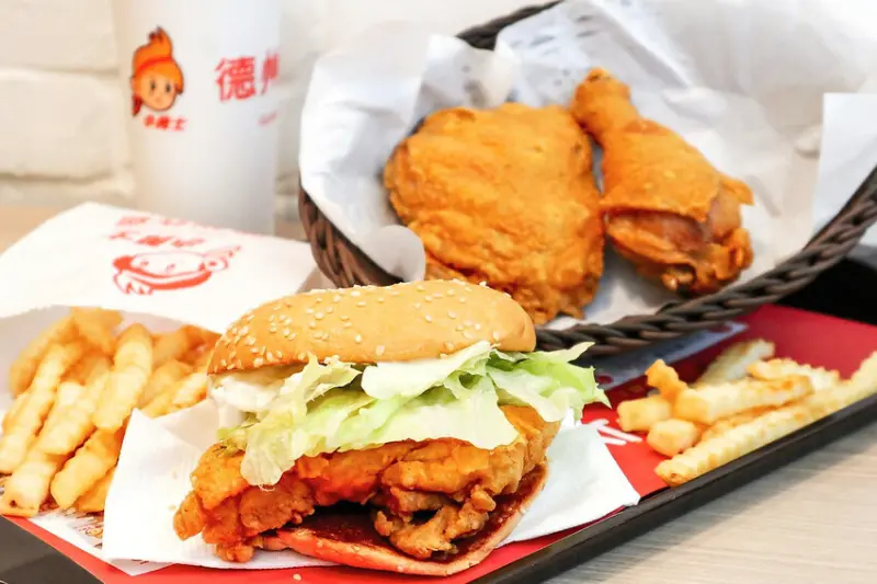 小勇士德州炸雞。重返1980美式風潮！二塊雞、腿排堡、波浪薯條，大安炸雞經典回味