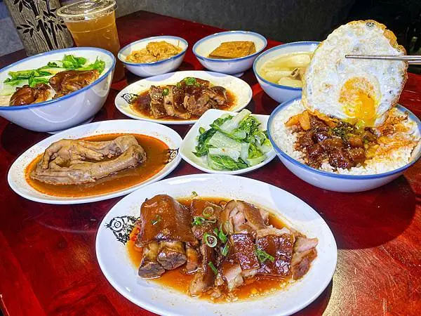(台北中山國中站)歐買尬豬霸王豬腳飯專賣店 台北滷肉飯豬腳推薦錦州街美食 麻辣滷肉飯超好吃搭配綜合豬腳 招牌必點小菜麻辣滷雞爪