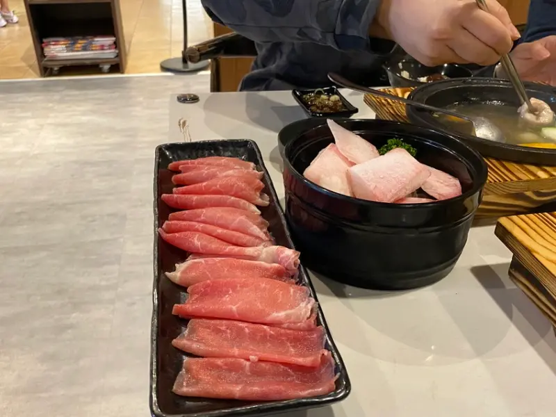 【台中 火鍋】柚一小鍋，各式特色石頭火鍋，加碼豐盛一點也不為過