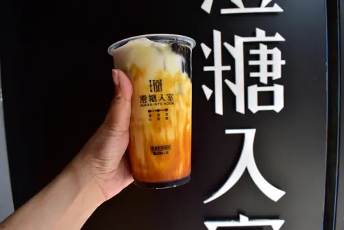 奇岩站美食推薦。＃澄糖入室 黑糖乳飲專料（北投店）。香濃的黑糖碰上鮮奶。特濃波霸鮮奶。涓豆腐瑪奇朵。相思抹茶鮮奶