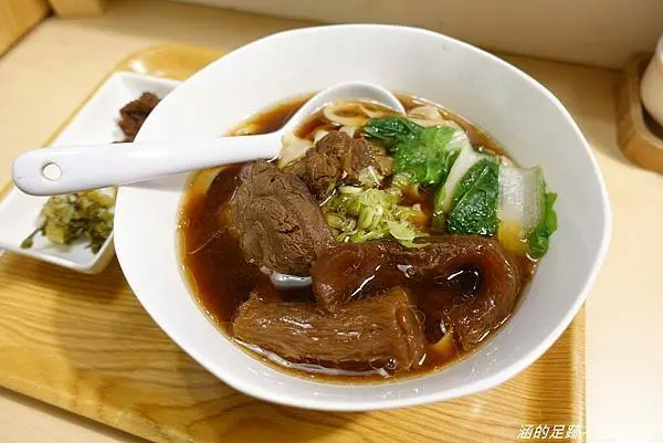 [中山區牛肉麵] 禾食麵鋪- 禾 Shangs Noodles ~ 超美味半筋半肉牛肉麵，湯頭味道極好，牛肉牛筋軟嫩入味