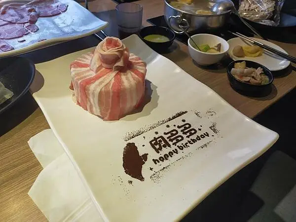 新北淡水肉多多火鍋~台灣火鍋第一品牌~坐擁大片淡水河景~0316結婚29週年&菁生日快樂~藍線捷運淡水站出口步行約5分鐘~