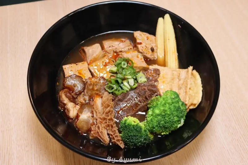 [台南新店推薦]老有味麻辣鴨血臭豆腐專門店/肉肉套餐/牛三寶套餐/素食者也可食用/冷泡茶好解膩/近鄰大遠百公園店/巷弄美食