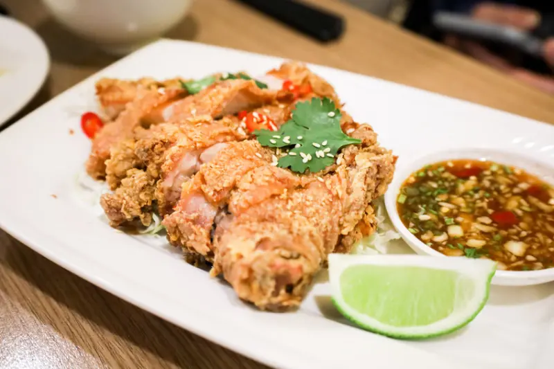 【新莊美食】在地人最愛，平價份量大！ByByThai泰式料理/必吃泰式椒麻雞、涼拌青木瓜