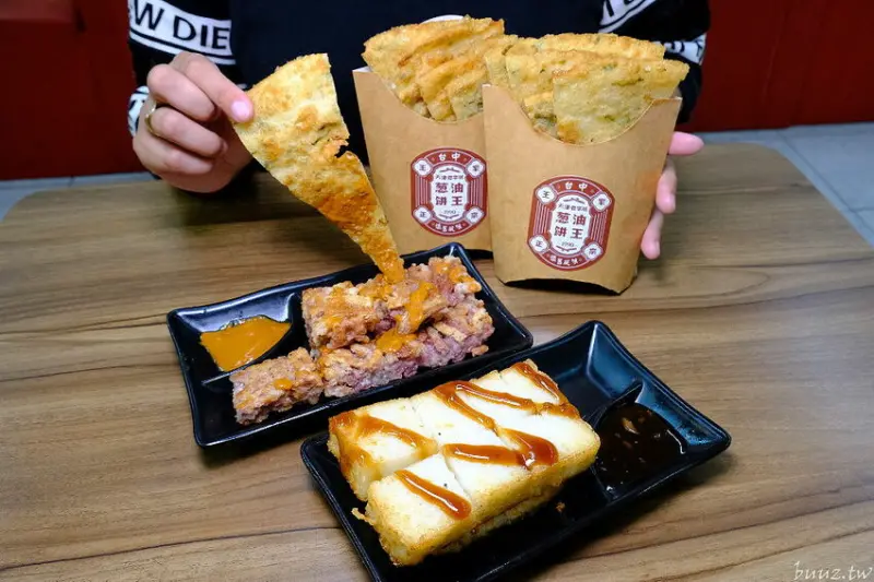 傳統工法揉製麵糰，王天津正宗蔥油餅王，蔥油餅層層堆疊出香Q薄脆滋味！