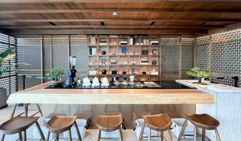 日本福岡冠軍咖啡海外首家分店，隱身在台中七期的商業大樓裡，單品手沖咖啡甘醇又順口