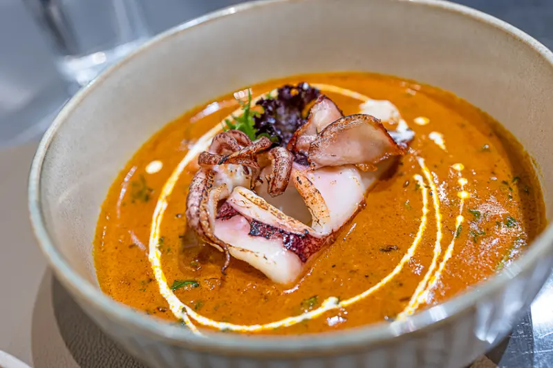 盛食咖哩店勤美店｜台中西區食記｜網美風格的印度咖哩，不僅店超美食物還極度可口，嘉義起家開到台中來，烤餅也極度大推薦 - 卡爾茗 C.L.M.