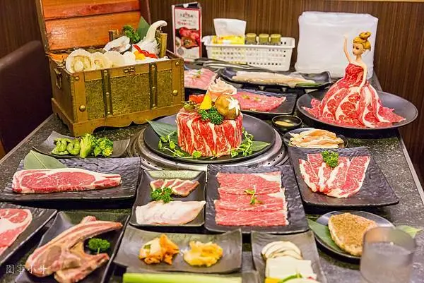 桃園市政府美食-超夯燒肉，超夯の燒肉-中山店，不只和牛吃到飽，海鮮藏寶箱肉肉芭比一上桌瞬間吸引所有目光，壽星預定用餐還送美麗肉蛋糕。