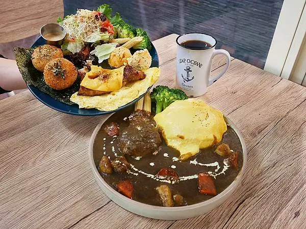 台中勤美早午餐，特色烤飯糰酥脆鹹香很耐吃，雞腿排CP值很高必點，咖哩飯也是一大亮點，漢堡排很厲害-又如何Brunch