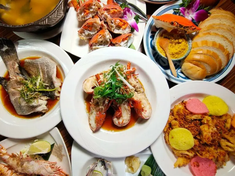 台北小巨蛋旁巷弄裡的隱藏店家有超鮮甜的生猛萬里蟹，還有活龍蝦，新鮮上市！