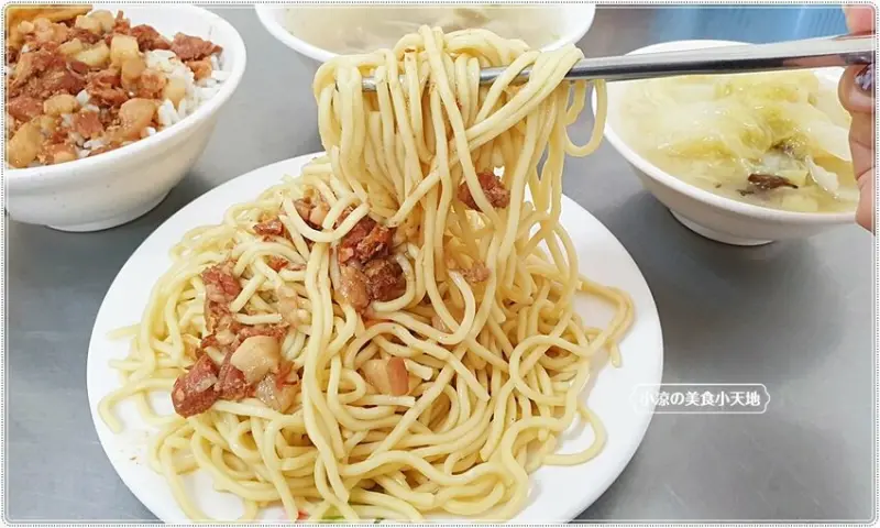 台中傳統早午餐║在地飄香數十年，只賣魯肉飯、炒麵，各式湯品，只要銅板價就能吃飽足！！