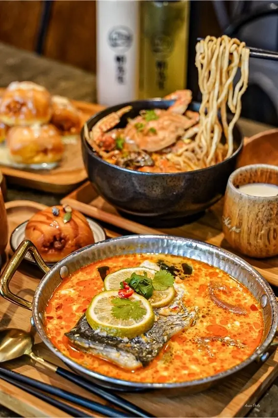 | 高雄美食 |鼓山區特色早午餐/泰式酸辣麵超開胃整隻螃蟹很澎湃/Mr. 帕先生