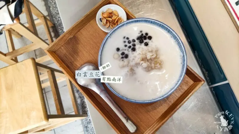 台中西區｜豆花 白雲豆花-沒有鮮明招牌店風有點文清，細綿豆花搭配著椰奶/椰糖….瞬間有點南洋風啊!