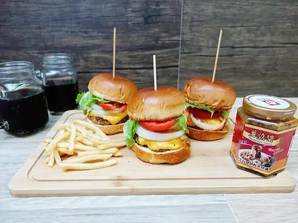 露營食譜Part 1-手作漢堡。台塑餐飲蘑菇醬-[豪華起司蘑菇漢堡]大家愛吃漢堡堡