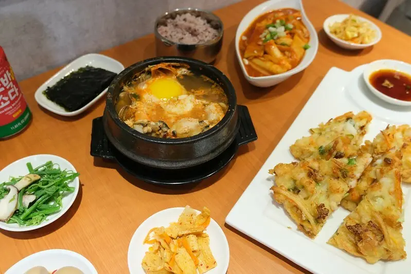 【新北板橋美食】勁呷韓定食精緻韓式嫩豆腐煲專賣店，韓式豆腐煲/石鍋拌飯/海鮮煎餅 /辣炒年糕，最愛頂級CAB帶骨牛小排!(附菜單)