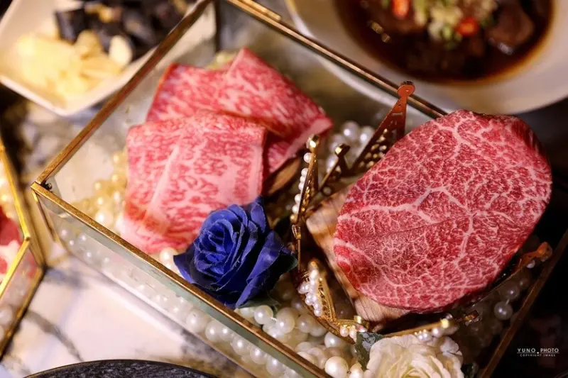 Google分數高達4.9 浮誇夢幻珠寶盒和牛燒肉 全程桌邊代客燒烤免動手｜Eartha燒肉餐酒館