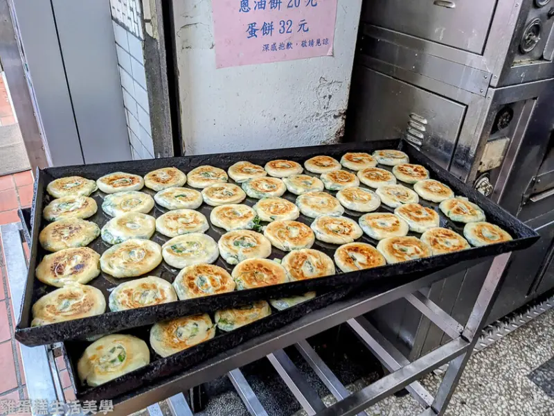 【基隆食記】周家蔥油餅 - 在地50年早餐店，蛋餅結合蔥油餅和煎蛋有夠香