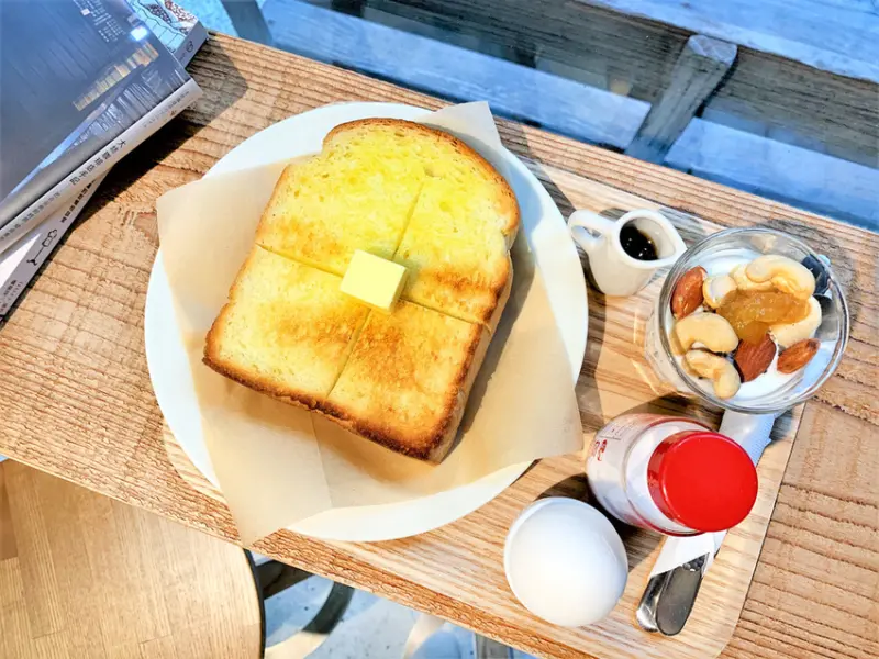 東區咖啡廳－Boven cafe雜誌圖書館，享受片刻的安靜自在