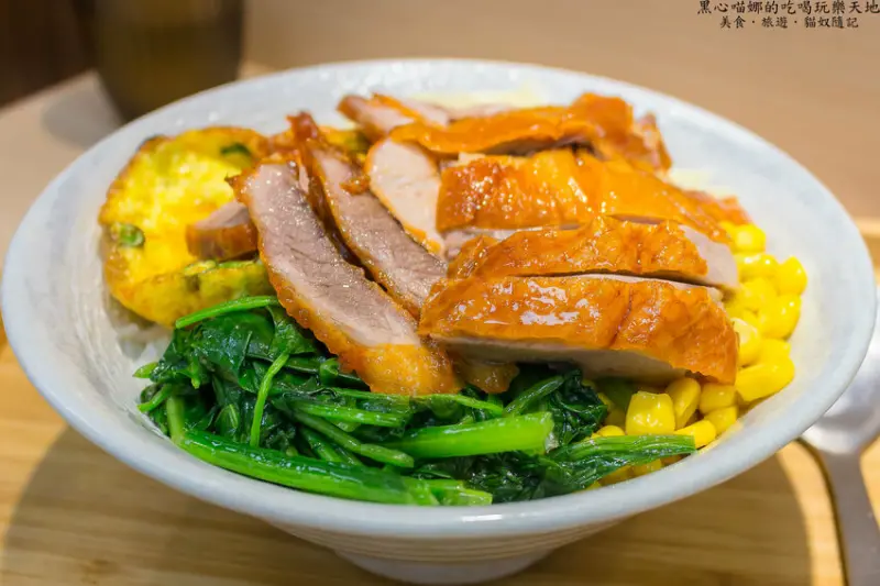 高雄苓雅︱一品鴨莊台式燒臘飯（高雄苓雅店）　香滑鴨肉、脆皮燒腩、甜軟叉燒，還是雙拼比較贏啦！