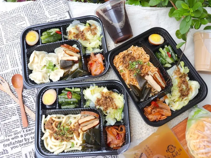 李媽媽民族鍋燒老店：台南知名58年老店推出外帶防疫餐，讓你在家也能享用美味的鍋燒意麵和水餃/全台宅配 - 進食的巨鼠