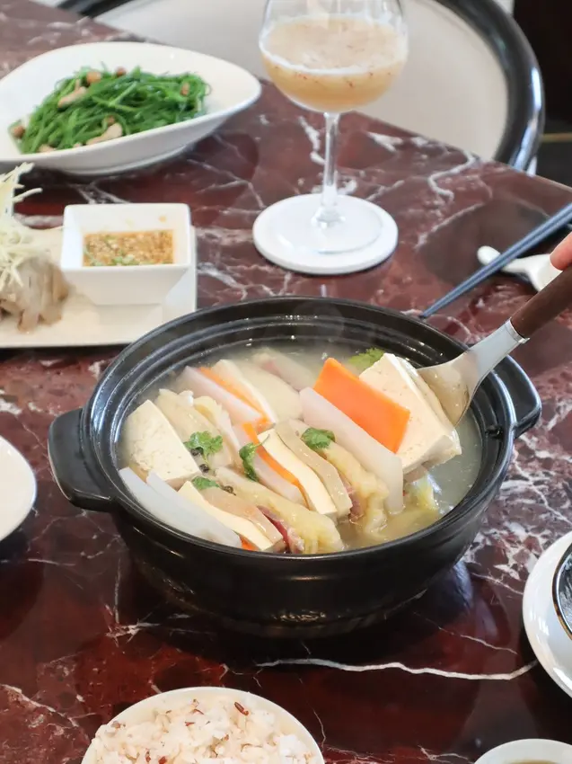 [ 台北美食 ]富錦樹台菜香檳-必來春大直享用熬煮數小時的酸菜白肉鍋！