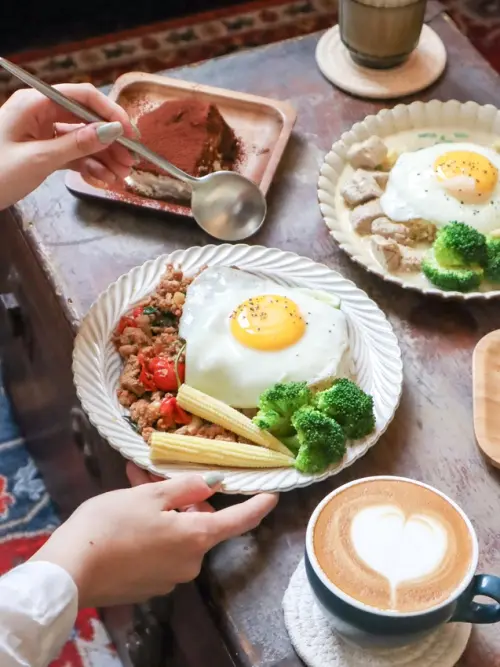 [ 台北美食 ]旭舊咖啡-板橋新開幕獨棟老宅咖啡廳 綠咖哩、打拋豬、提拉米蘇樣樣有