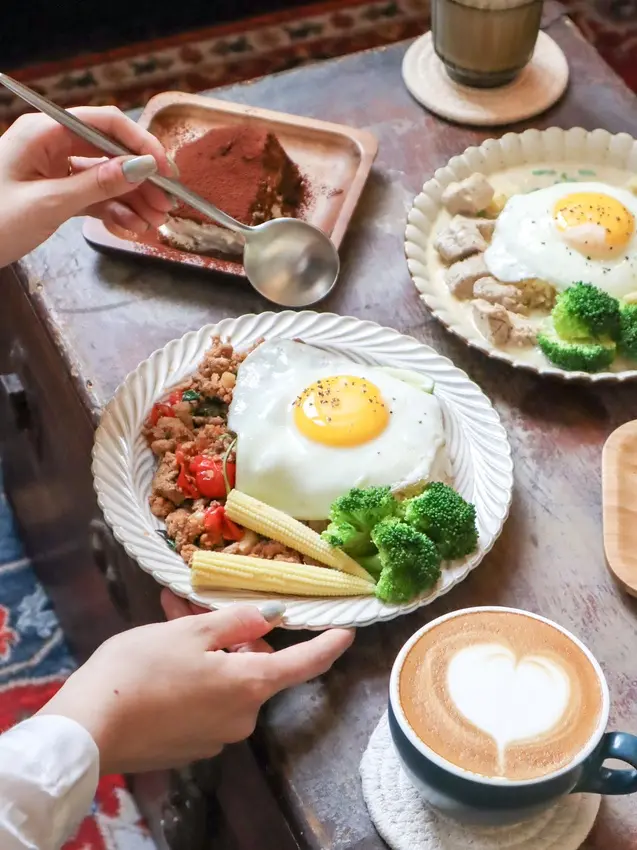 [ 台北美食 ]旭舊咖啡-板橋新開幕獨棟老宅咖啡廳 綠咖哩、打拋豬、提拉米蘇樣樣有