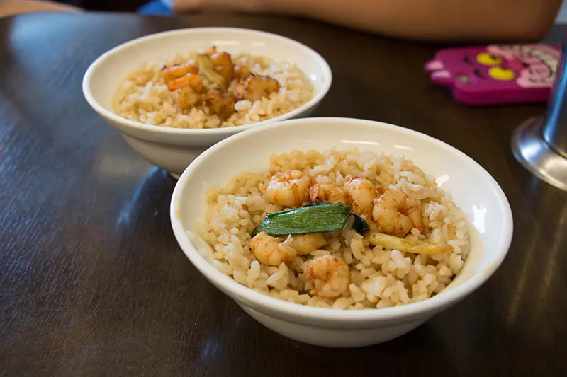 【台南│矮仔成蝦仁飯】木炭香氣與爆炒焦香堆疊出歷久不衰的古早美味！鴨蛋系列，絕對是人氣必點！