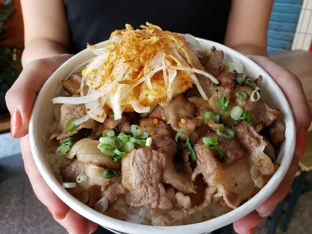 高雄平價丼飯 x 學生們的最愛 CP值超高 l 肉多到看不到白飯 料多實在&一餐讓你飽到晚上 - 肉搏棧創意蓋飯