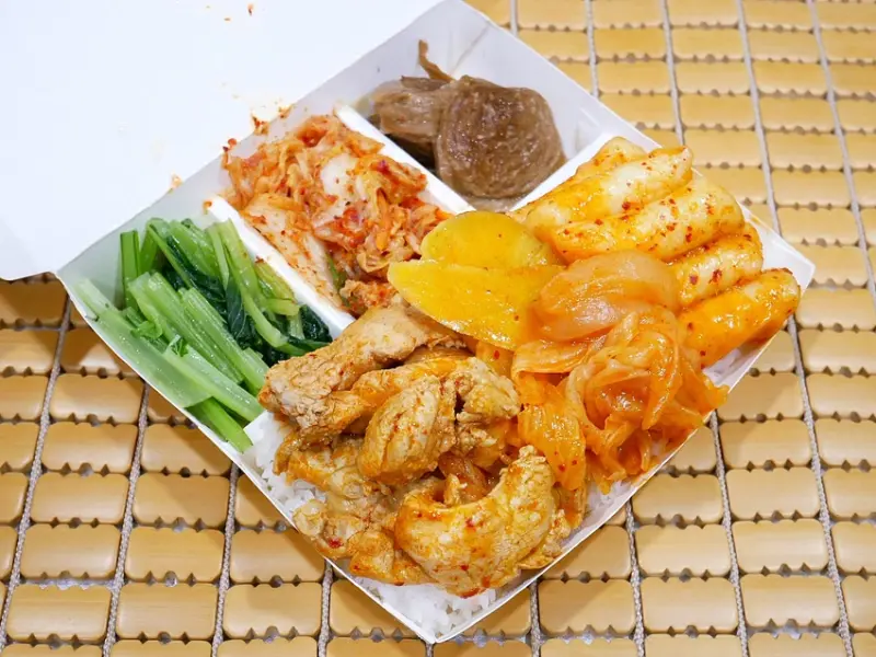 台中太平韓式料理，春川炒雞料滿滿又有牽絲起司，軟嫩的大塊雞肉還有Q彈年糕超好吃-韓州豆腐鍋