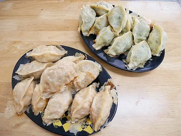 花蓮吉安鄉大份量鍋貼，五顆抵外面10顆水餃，滿滿內餡搭配微酥霜花餃皮很好吃-蔡記鍋貼