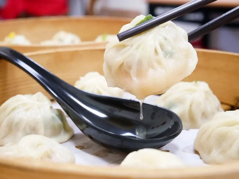 台中北區手工湯包推薦，是中原夜市超夯的湯包分店，近東興市場、中國醫，湯汁超多超療癒，玉米起司跟湯包竟然這麼搭-御冠園手工湯包