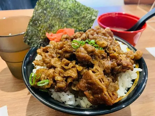 【新北 三重】牛丁次郎坊X深夜裡的和魂燒肉丼X三重支店//2021新開幕黑毛牛丼製作所 喝到飽的雞白湯、冬瓜檸檬 霜淇淋免費吃到飽