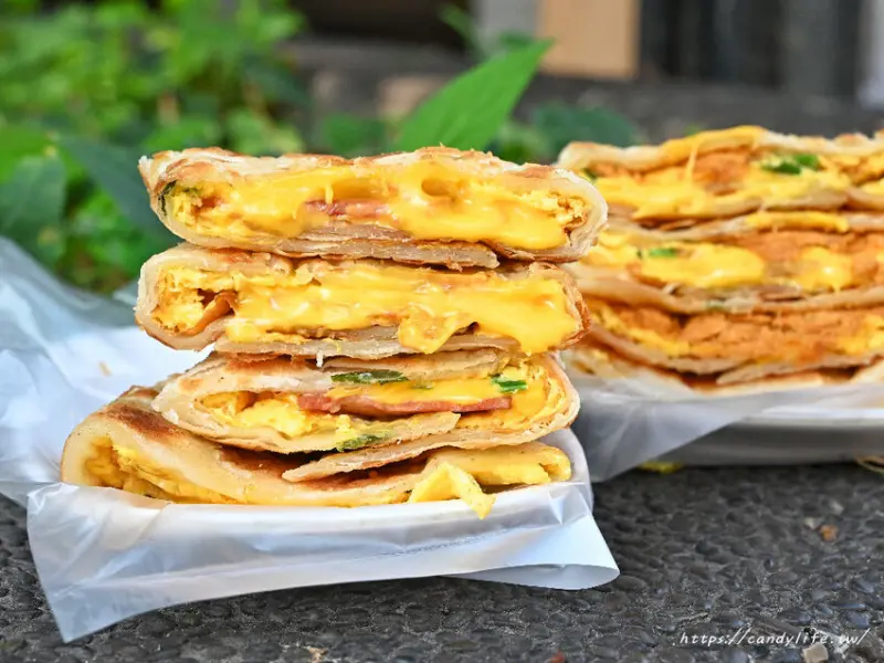 逢甲酥皮蛋餅｜台中酥皮蛋餅再一間，外皮煎的酥酥恰恰，搭配起司超邪惡！