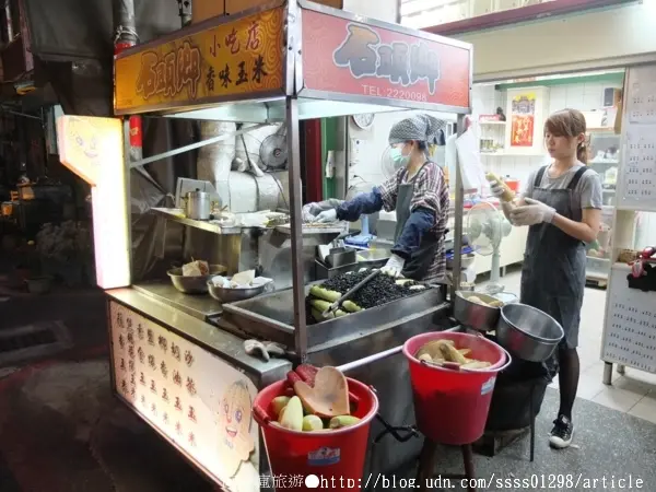 【美食特搜。台南中西區】石頭鄉燜烤珍珠玉米。台南市第一家烤玉米創始老店 黑石子燜熟炭烤特殊處理        
      