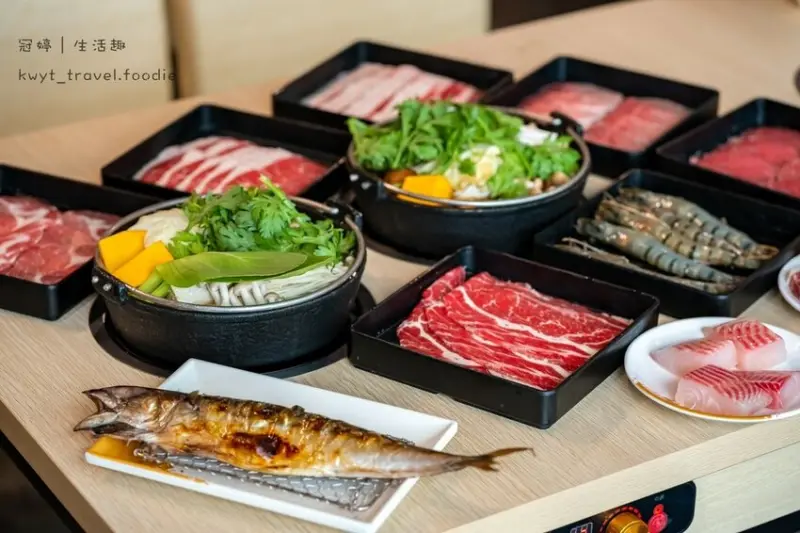 【小林食堂日式定食南屏店】高雄鼓山火鍋推薦，壽喜燒499元吃到飽，凹子底公園美食，加200元爽吃超大牡蠣│菜單