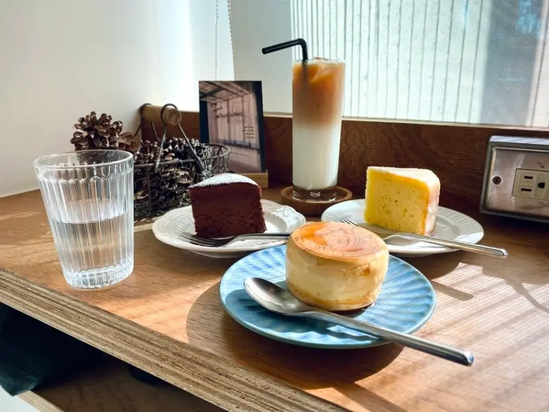 新竹竹北。吃 | 斡角烘焙工作室 | 來自轉角的咖啡廳。平價手作下午茶甜點。超人氣招牌布丁燒。每吃上一口都讓你笑得甜蜜蜜