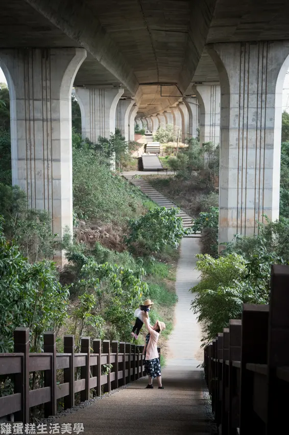 【台中旅遊】沙鹿休閒景觀步道 - IG熱門打卡景點，國道下的小祕境