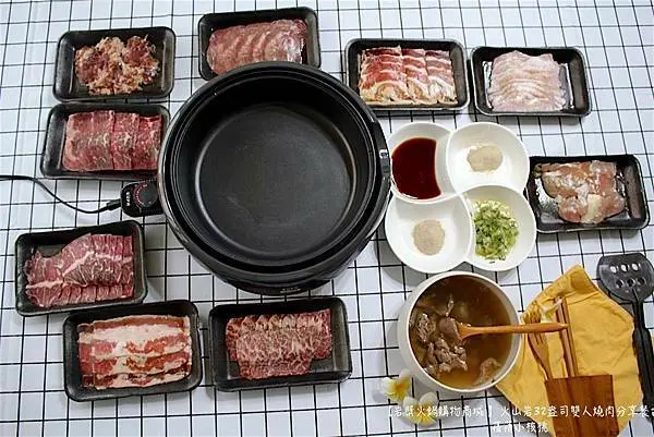 【防疫宅配推薦】岩漿火鍋購物商城-32 盎司雙人燒肉分享餐。疫情期間免外出，安心防疫限時優惠，9樣頂級肉品＋主廚牛筋湯，安心烤，在家也能享受大口吃肉、大口喝湯的幸福滋味！