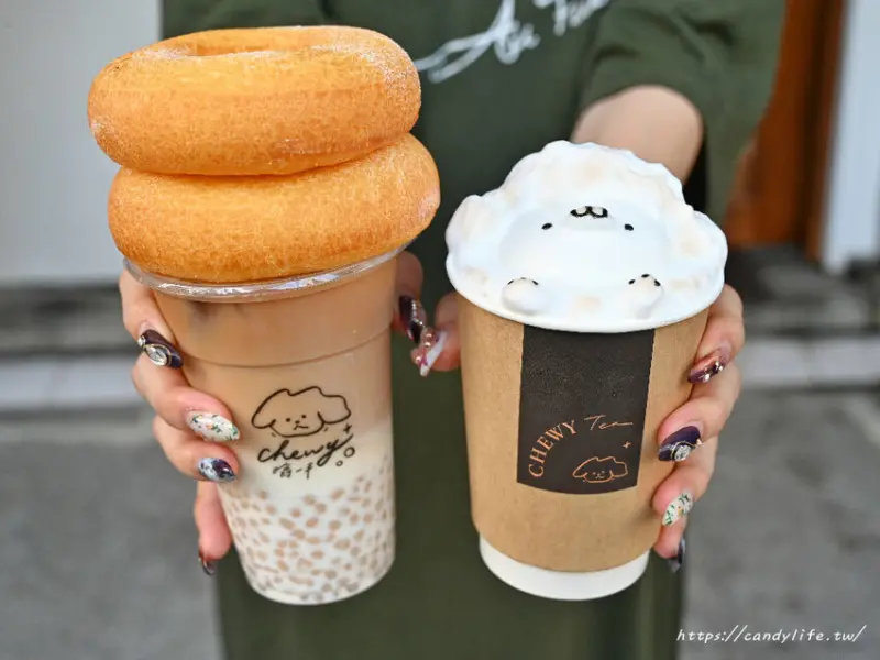 chewy嚼一半│台中必吃小米甜甜圈，外酥內Q讓人欲罷不能，還有萌到不行的3D立體貴賓狗拉花，台中寵物友善餐廳推薦～