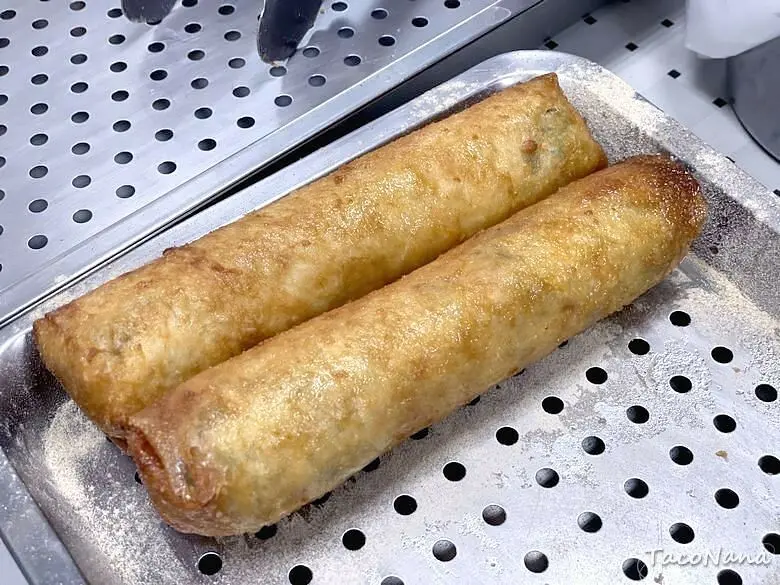 宜蘭縣宜蘭市［宜蘭美食小吃］蔥蝦米炸春捲 巨無霸炸春捲一條只要40元，滿滿的餡料超滿足！芋頭捲意外的好吃，芋頭綿密
