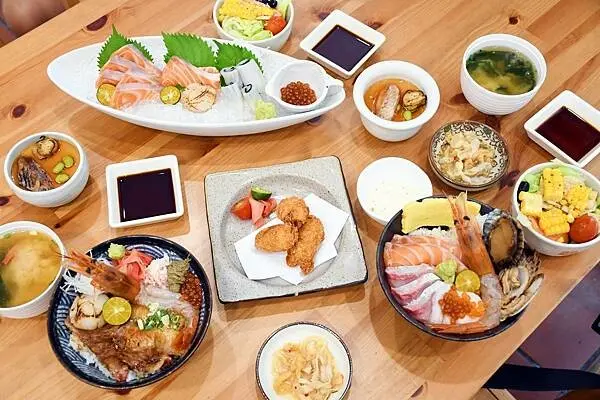 高雄最高CP值的日式丼飯專賣，【全心丼飯專賣店】超過40種以上的選擇，讓你每天吃吃喝喝都不膩！