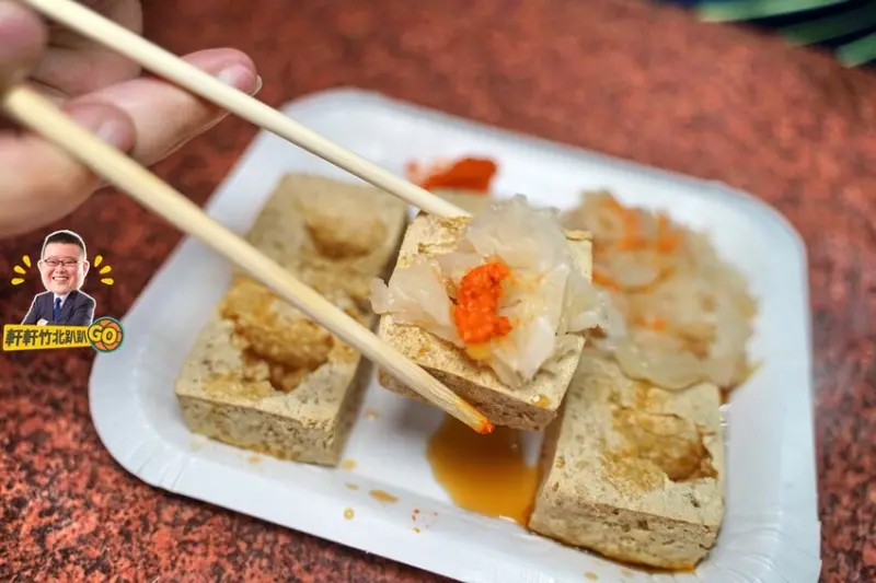 雙油鍋炸出又臭又酥脆的臭豆腐. 滿滿湯料的小腸豬血湯