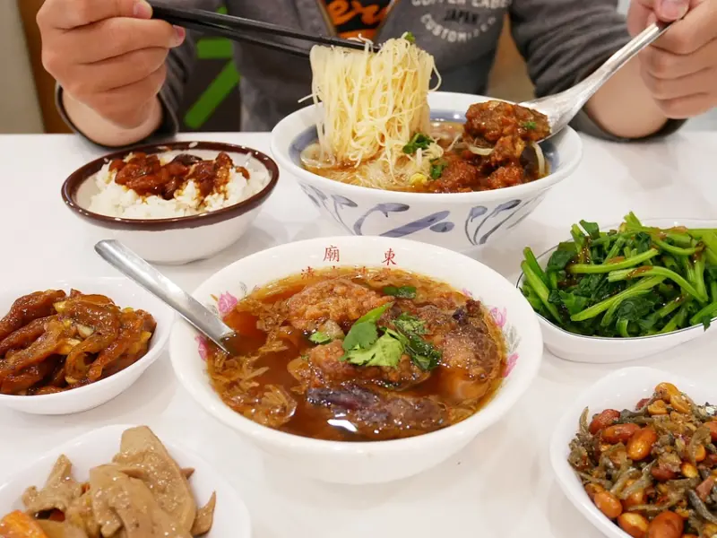 台中新時代人氣小吃，軟嫩的排骨酥搭配香噴噴的湯吃不膩-廟東清水排骨麵店