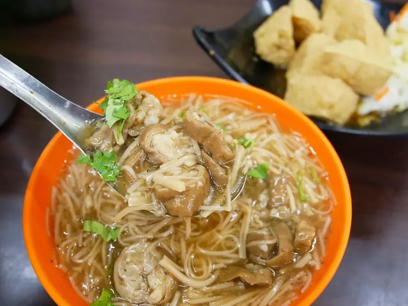 中和興南夜市老字號小吃，從攤車開到店面，只賣麵線和臭豆腐就常常客滿-黃家大腸蚵仔麵線