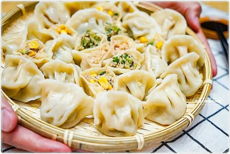 英知味手工水餃║松竹路新開手工水餃專賣店，北方水餃皮Q帶勁、餡兒飽滿，鮮肉高麗菜、鮮肉韭菜、鮮肉玉米水餃、還有冷凍水餃媽媽們冰箱必備商品!