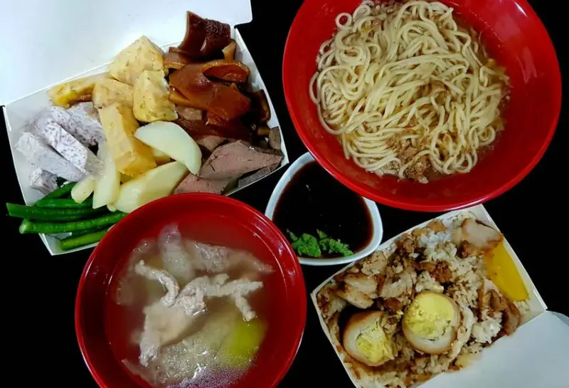 人潮源源不絕大家夾爆小菜-嘉義朝陽街源滷肉飯