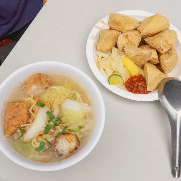 迪化街美食。永樂台南土魠魚羹  永樂臭豆腐  永樂市場旁必吃的老滋味  連在地人都推薦的小吃